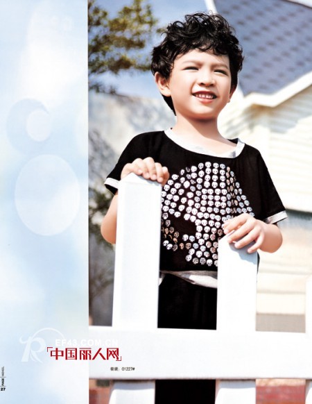 黑色白色的衣服怎么搭配比较好 黑色T恤怎么搭配