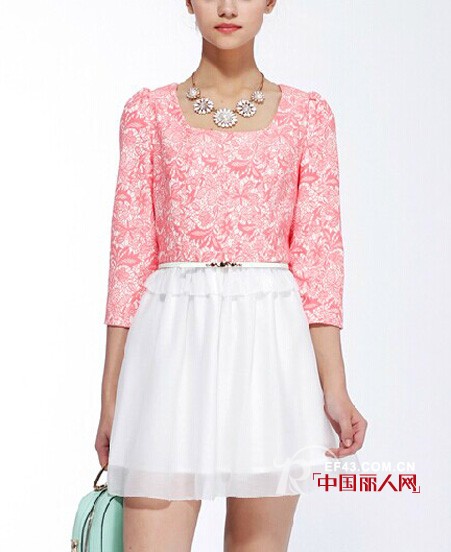 初秋穿连衣裙冷吗?女士长袖连衣裙怎么搭配搭配