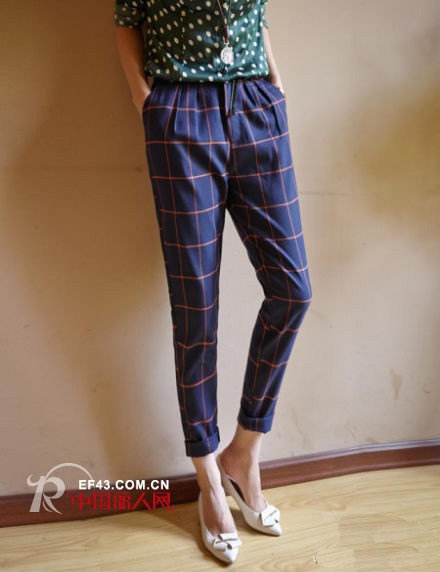 早秋适合穿什么裤子 潮人必备的穿搭 格子裤街拍必选 早秋适合穿什么裤子
