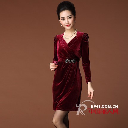 中老年连衣裙什么样的好 丝绒修身裙华丽端庄