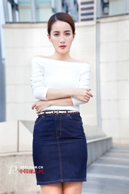 露肩T恤+牛仔短裙 秋季长T怎么搭配