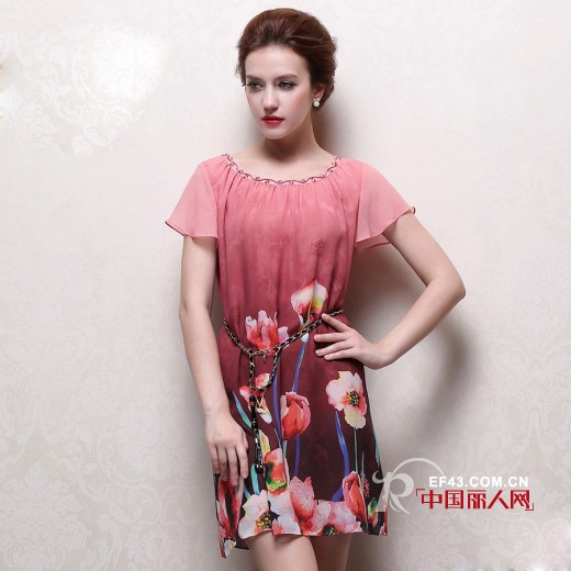 什么牌子的真丝连衣裙好 吉貂牌中老年金丝绒连衣裙搭配