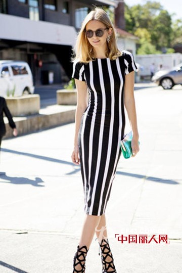 夏末初秋怎么穿显瘦 条纹裙宽松袖穿出好身材