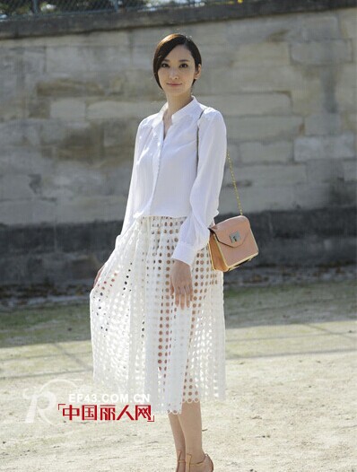 街拍衬衫+半身裙时尚美搭  初秋这么穿时尚又漂亮