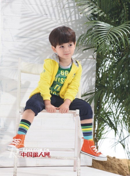 新款童装外套搭配 亮色童装外套款式