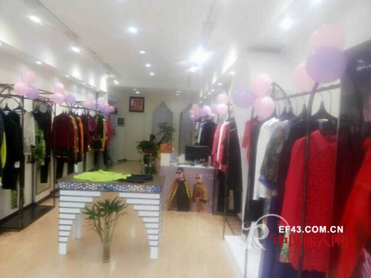 祝贺艺术女装“迪斯廷.凯”湖北襄阳店今天试营业