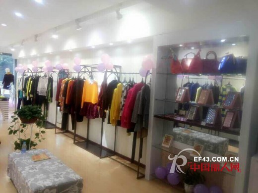 祝贺艺术女装“迪斯廷.凯”湖北襄阳店今天试营业