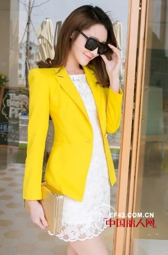 秋装明媚玩色彩 抢眼亮色不停歇