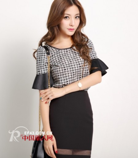 开学换什么发型好看 中分波浪卷搭配轻熟连衣裙