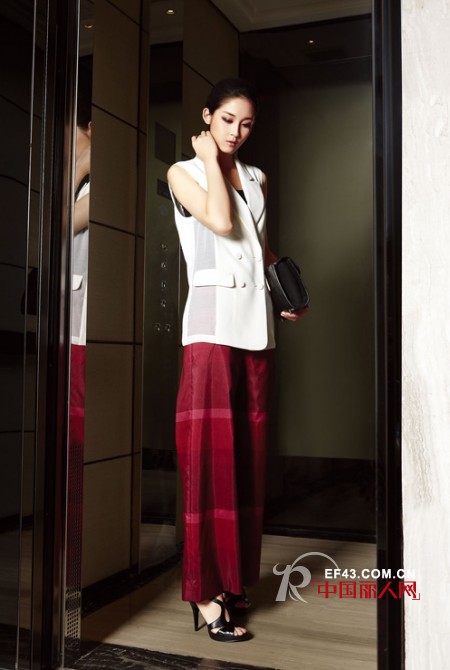 阔腿裤什么颜色好看 酒红色阔腿裤怎么搭配