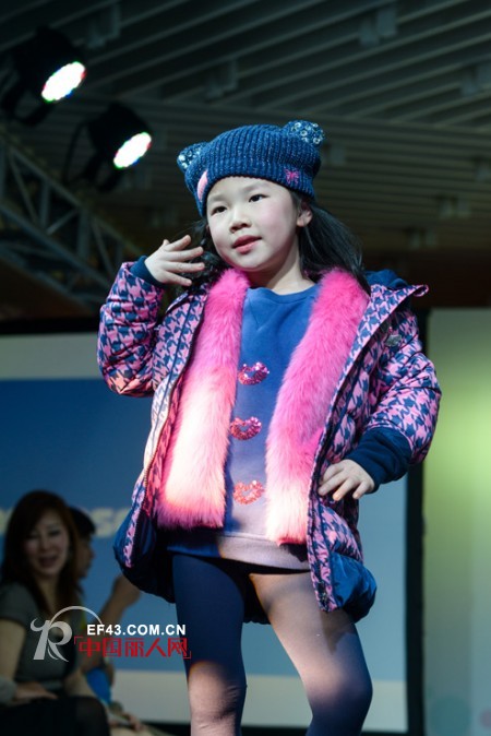 糖果色波点羽绒服搭配 女童格子褂什么款式的好