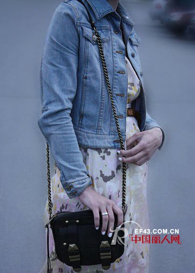秋季牛仔外套怎么搭配好看 秋天牛仔外套百变搭配 帅气与时尚兼具