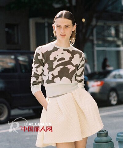 卫衣怎么搭配更好看?  卫衣有什么搭配技巧  看街拍潮人来为你示范