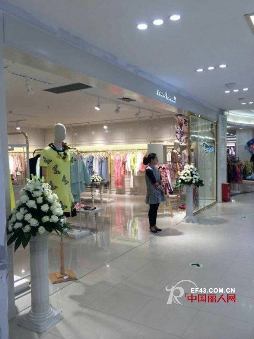 恭贺:SNOW BOUND(璱妠)女装重庆新世纪店隆重开业