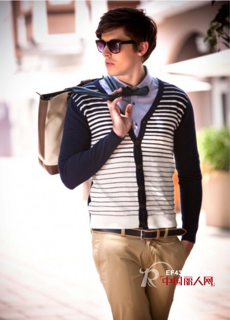 男装衬衫搭配 秋季浅色衬衫配什么好看