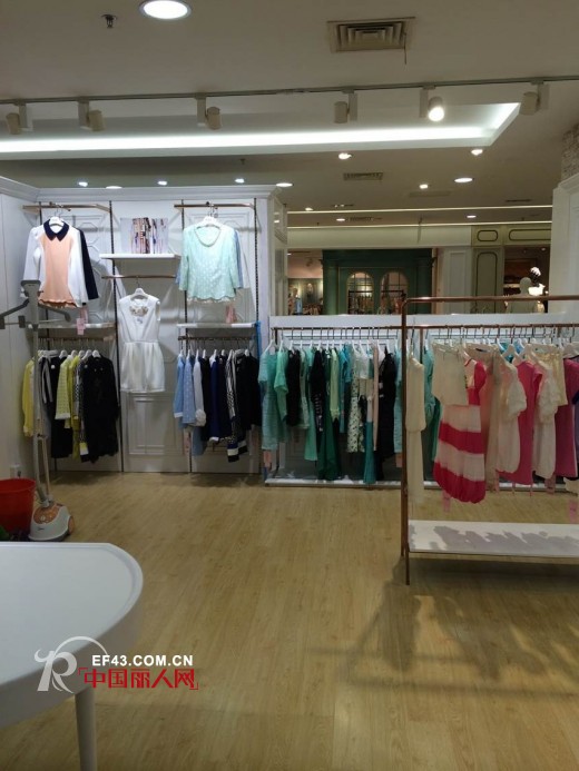 祝贺千思蔓女装苏州万亚广场店开张大吉