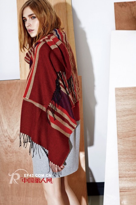 开衩白衬衫针织衫搭配 枣红色围巾披肩搭配修身裙