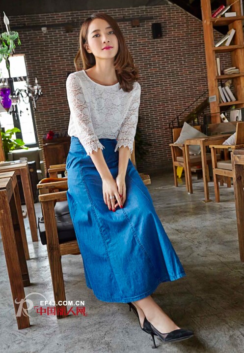 蕾丝T恤+牛仔长裙搭配 白色镂空上衣搭配