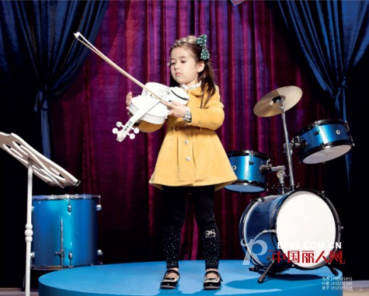 儿童表演服装搭配 卡其色斗篷搭配