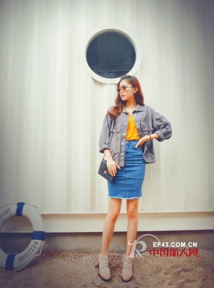 早秋包臀牛仔裙搭配 灰色衬衫搭配“旧”时代