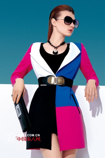 今年秋天流行什么款式的西装?拼接色女士西装要怎么搭配