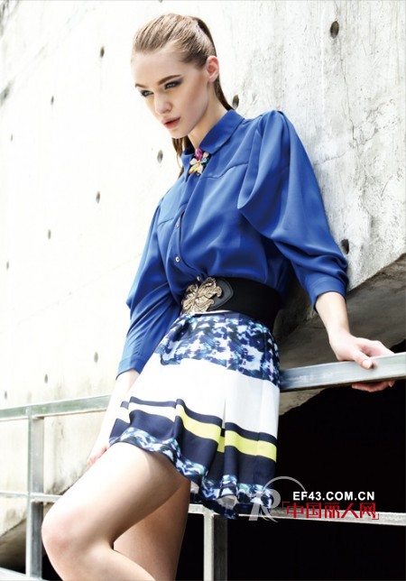 蓝色外套内搭什么裙装好看   蓝色衬衫搭配哪种半身裙比较好