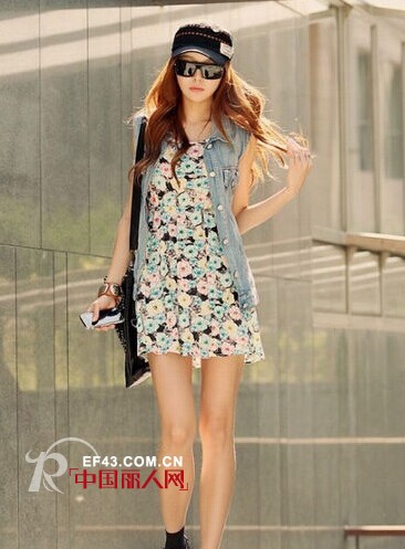 牛仔马甲时尚街拍  夏末秋初这样穿潮味十足