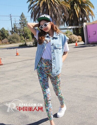 牛仔马甲时尚街拍  夏末秋初这样穿潮味十足