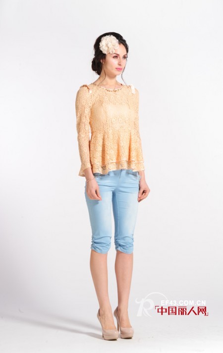 三十岁的女性怎么穿好看 粉橘色蕾丝衫搭配