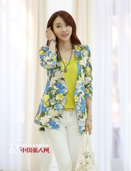 印花小西装搭配什么裤子?印花小西装搭配红色西装裤好看吗?