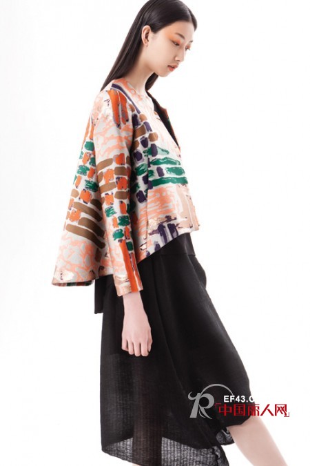 今年秋季流行什么搭配 斗篷外套搭配半身裙好看吗