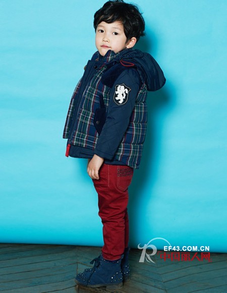 酒红色裤子搭配什么上衣 韩版马甲搭配