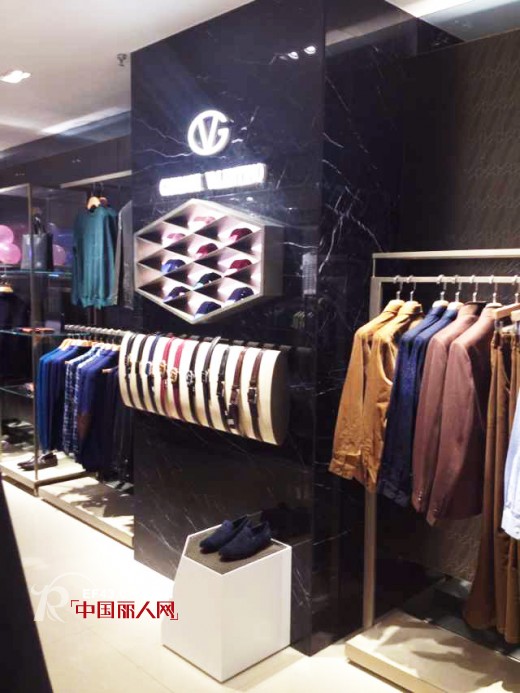 热烈庆祝GIOVANNI VALENTINO荣誉入驻黄山百大商厦