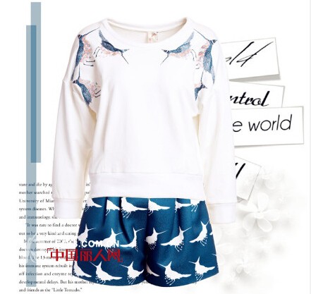 白色上衣配什么颜色裤子好看  白色上衣搭配技巧