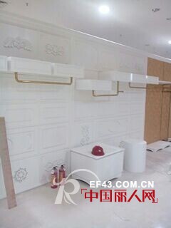 图案女装东莞东城万达百货二楼专柜开业筹备中