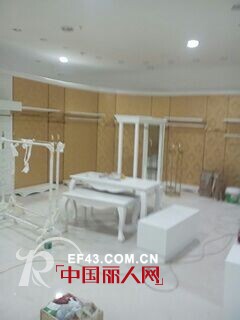 图案女装东莞东城万达百货二楼专柜开业筹备中