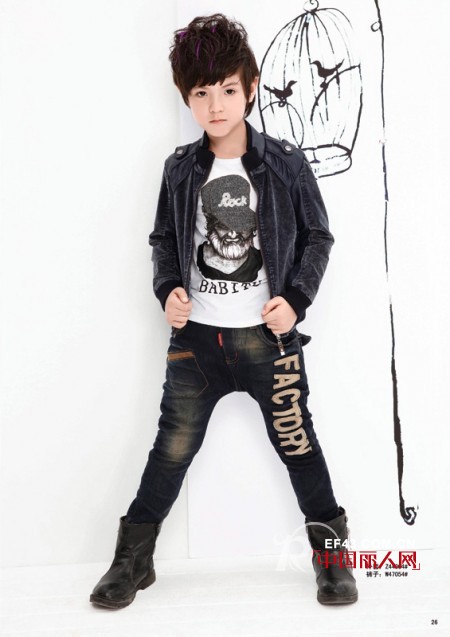 女孩子穿黑色衣服好看吗 黑色衣服怎么搭配