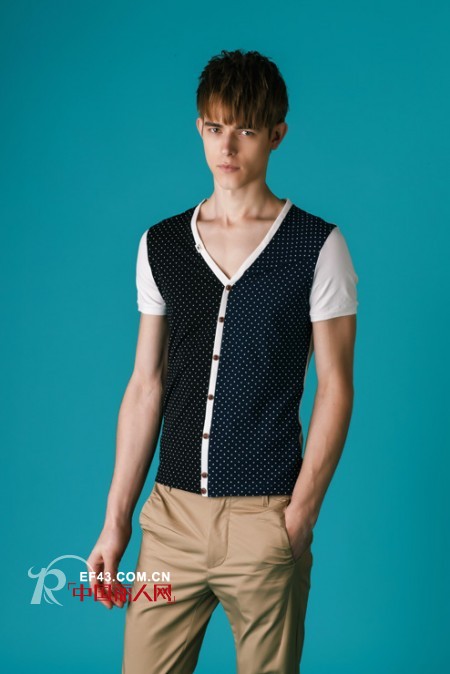 秋老虎来袭男生们在服装上要如何搭配?V领T恤好看吗?V领适合哪些人穿?