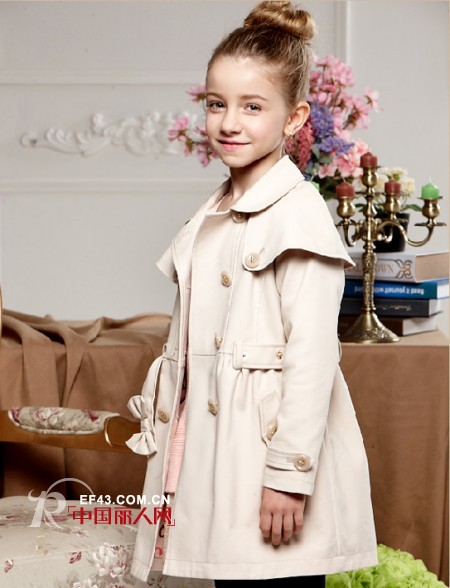 儿童长款风衣外套搭配 米色风衣配什么内搭