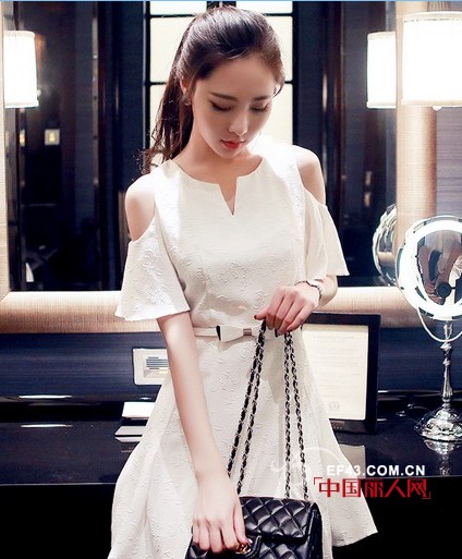 怎么穿出邻家女孩气质  露肩连衣裙搭配