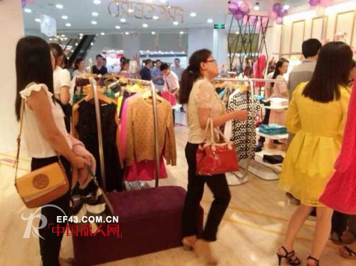 热烈祝贺自由鸟服饰重庆永川梅西百货店开业 开业当天业绩突破2万