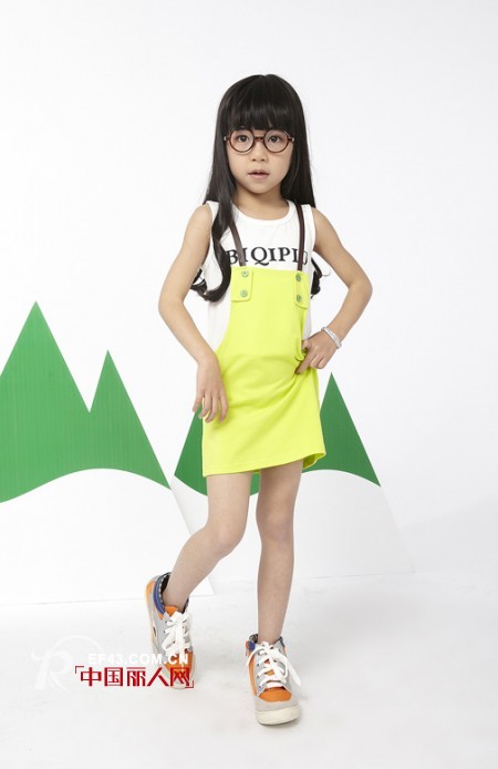 背带裙配什么衣服 亮色背带裙怎么搭配