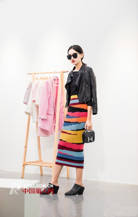 超级玛丽关卡 秋季黑色皮衣搭配 彩色针织半裙搭配