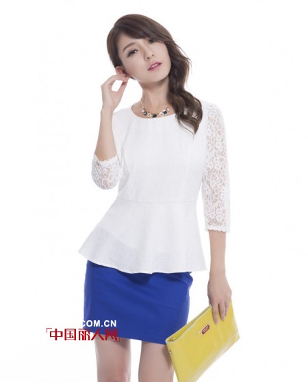 初秋季节短裙搭配什么上衣 蓝色包臀裙搭配什么颜色的上衣