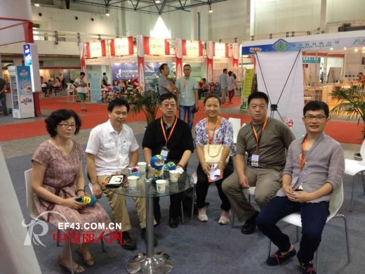 卡丁品牌亮相儿博会,首日迎“神秘来宾”