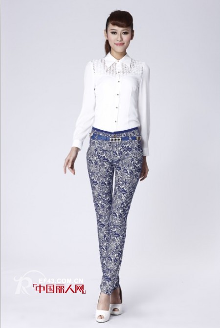 什么裤子穿起来更显身材?小脚裤搭配穿出干练气场显瘦不NG