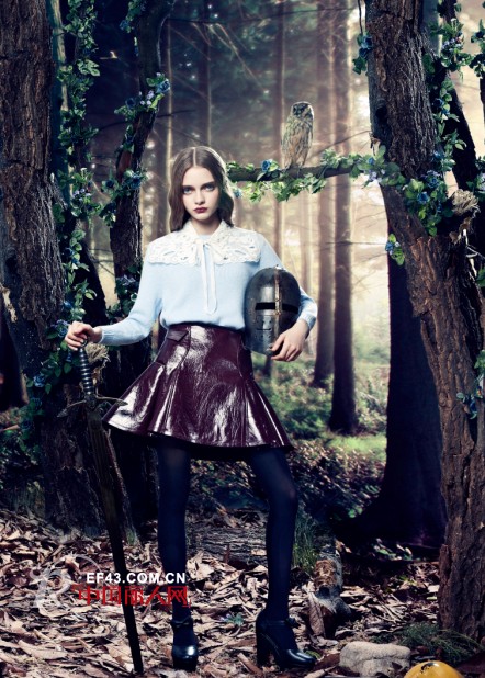 今年秋天流行什么服装搭配?波点风衣好看吗?