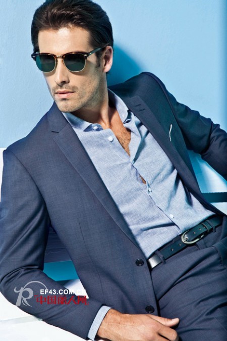 浅色衬衫配什么颜色西装 西装配什么款式好看