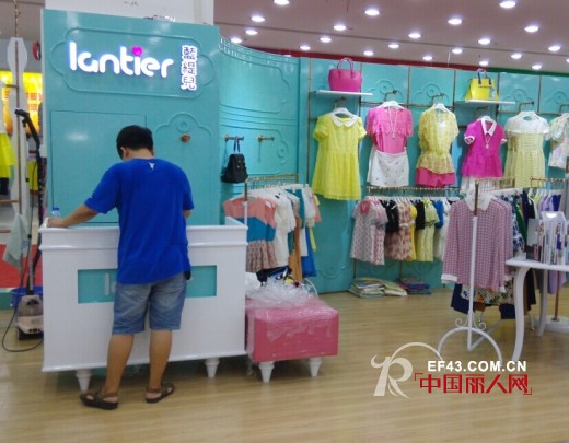 热烈祝贺蓝缇儿女装深圳四店盛大开业