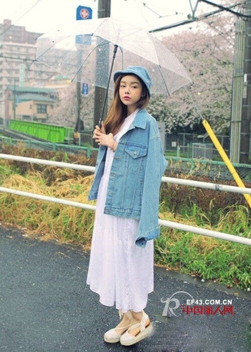 街拍牛仔外套女生 裙子搭配牛仔外套好看吗